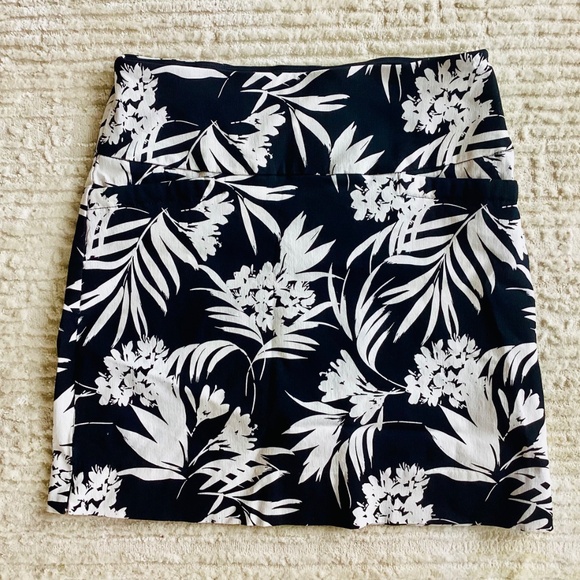 Women's S.C & Co. Black/White Floral tummy Control Pull On Skort/Skirt  S 17” - Picture 3 of 12